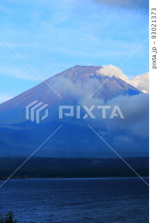 雨上がりの美しい夕暮れの夏の赤富士山 93021373