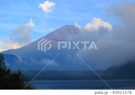 雨上がりの美しい夕暮れの夏の赤富士山 93021378