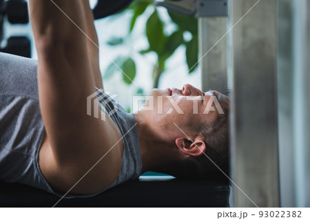 フィットネス　男性　筋肉　ボディビル 93022382