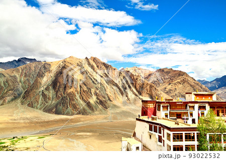 インド最北の秘境、ザンスカール地方ストンデの僧院と山々 インド最北の秘境、ザンスカール地方ストンデの僧院と山々 93022532