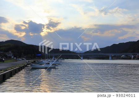 港の夕景 93024011