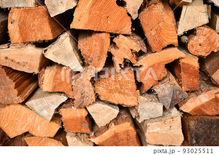 積まれた薪 93025511