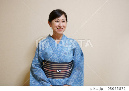 浴衣(絹紅梅)を着た女性 半襟無し 帯締め帯留めあり 浴衣(絹紅梅)を着た女性 半襟無し 帯締め帯留めあり 93025872