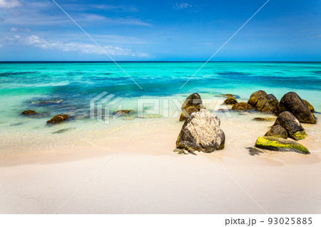 Idyllic and translucent caribbean beach at sunny day in Aruba 93025885
