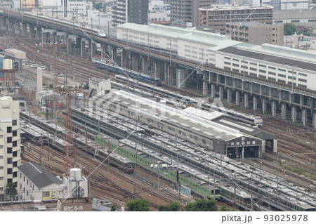 新大阪駅を出発する山陽新幹線700系ひかりレールスター 新大阪駅を出発する山陽新幹線700系ひかりレールスター 93025978