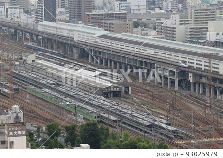 新大阪駅を出発する山陽新幹線700系ひかりレールスター 93025979
