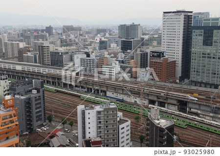 新大阪駅を出発する山陽新幹線700系ひかりレールスター 93025980