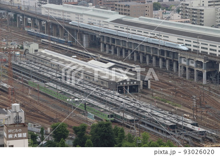 新大阪駅を出発する九州・山陽新幹線N700系 新大阪駅を出発する九州・山陽新幹線N700系 93026020