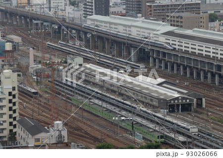 新大阪駅を出発する山陽新幹線500系 新大阪駅を出発する山陽新幹線500系 93026066