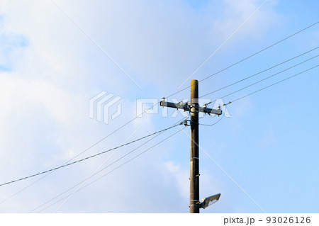 電柱と青い空 93026126