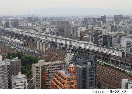 新大阪駅を出発する山陽新幹線N700系のぞみ 93026325