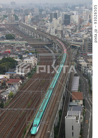 様々な車両が並ぶ東北新幹線（E2系緑帯+E3系・E5系+E6系） 93026505