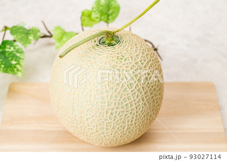 甘くて美味しいマスクメロン　網目が美しいメロンは贈答用に用いられる 93027114