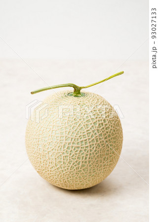 甘くて美味しいマスクメロン　網目が美しいメロンは贈答用に用いられる 93027133