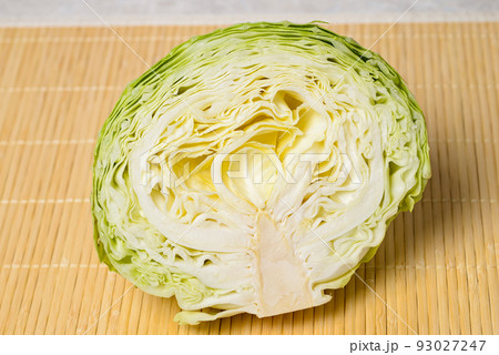 瑞々しい甘いキャベツ.　サラダや煮込み料理やその他の料理に使用される美味しい野菜 93027247