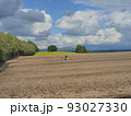 大地を耕すトラクター 93027330