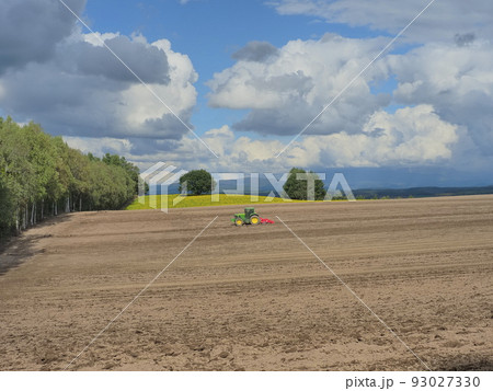 大地を耕すトラクター 93027330