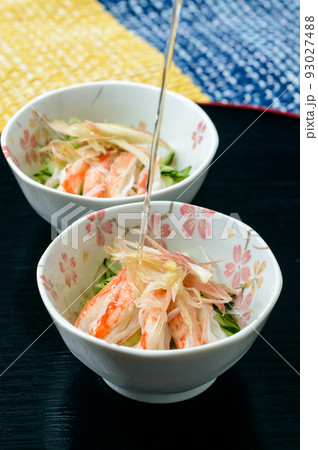 夏に爽やかな酢の物料理。カニ肉ときゅうりの酢の物みょうが添え。 93027488