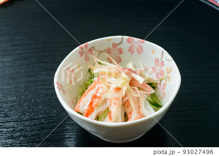 夏に爽やかな酢の物料理。カニ肉ときゅうりの酢の物みょうが添え。 93027496