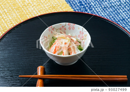 夏に爽やかな酢の物料理。カニ肉ときゅうりの酢の物みょうが添え。 夏に爽やかな酢の物料理。カニ肉ときゅうりの酢の物みょうが添え。 93027499