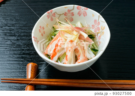 夏に爽やかな酢の物料理。カニ肉ときゅうりの酢の物みょうが添え。 93027500