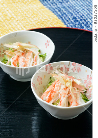 夏に爽やかな酢の物料理。カニ肉ときゅうりの酢の物みょうが添え。 93027508
