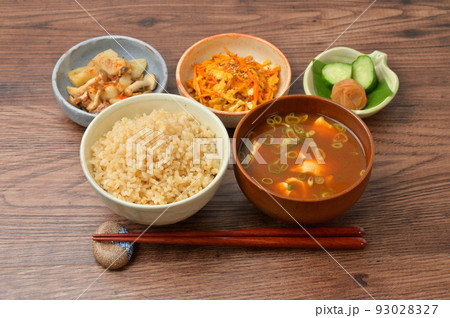 玄米ご飯、赤だし味噌汁、和食、和風、日本食、健康食、おかず、お惣菜、野菜料理、漬物、一汁三菜。 93028327