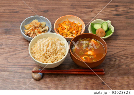 玄米ご飯、赤だし味噌汁、和食、和風、日本食、健康食、おかず、お惣菜、野菜料理、漬物、一汁三菜。 93028328
