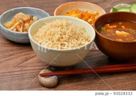 玄米ご飯、赤だし味噌汁、和食、和風、日本食、健康食、おかず、お惣菜、野菜料理、漬物、一汁三菜。 93028332