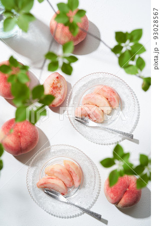 カットして皿に盛り付けた桃 福島県産あかつき カットして皿に盛り付けた桃 福島県産あかつき 93028567