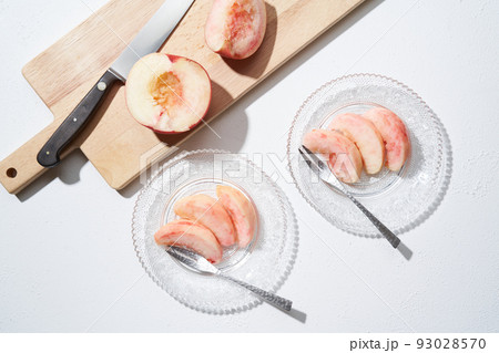 カットして皿に盛り付けた桃 福島県産あかつき カットして皿に盛り付けた桃 福島県産あかつき 93028570