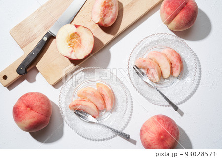 カットして皿に盛り付けた桃　福島県産あかつき 93028571