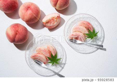 カットして皿に盛り付けた桃　福島県産あかつき 93028583