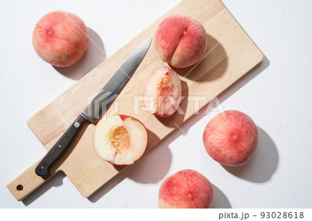 カットした桃　福島県産あかつき 93028618