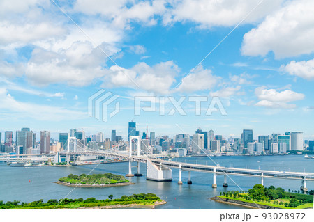 【東京都】夏の晴天のお台場（8月） 93028972