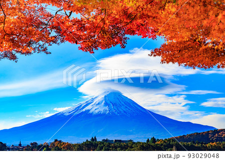 秋の山梨県 河口湖付近の紅葉 留守ヶ岩浜から見た富士山 秋の山梨県 河口湖付近の紅葉 留守ヶ岩浜から見た富士山 93029048
