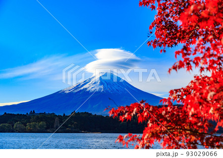 秋の山梨県　河口湖付近の紅葉　留守ヶ岩浜から見た富士山 93029066