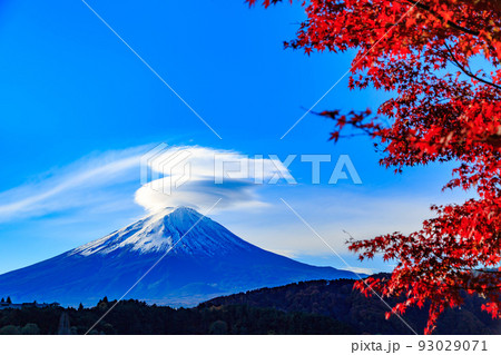 秋の山梨県　河口湖付近の紅葉　留守ヶ岩浜から見た富士山 93029071