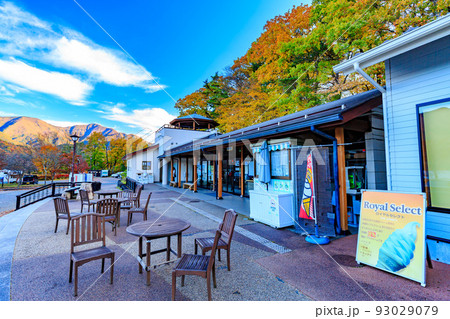 秋の山梨県　河口湖付近の紅葉　道の駅 かつやま 93029079