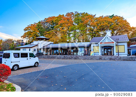 秋の山梨県 河口湖付近の紅葉 道の駅 かつやま 秋の山梨県 河口湖付近の紅葉 道の駅 かつやま 93029083