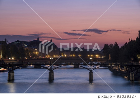 The River Seine in Paris to the famous bridges, Pont des Arts and the Pont du Carrousel with the historic Orsay Museum behind. 93029327