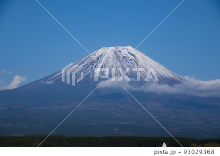 ふもとっぱらキャンプ場から見た冠雪した富士山 ふもとっぱらキャンプ場から見た冠雪した富士山 93029368