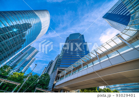 日本の東京都市景観 8月・猛暑日。品川駅前のオフィスビル群などを望む＝8月10日 93029401
