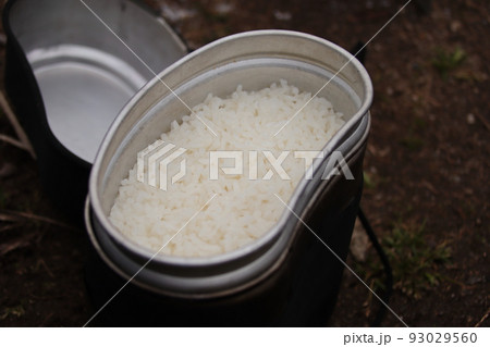 飯盒炊飯で炊いた白米 飯盒炊飯で炊いた白米 93029560