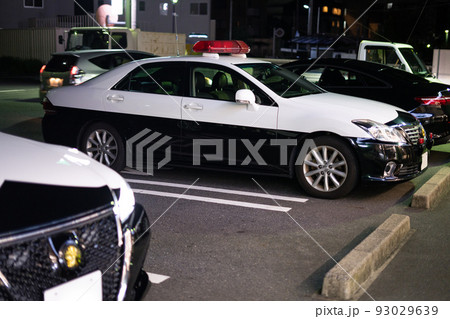 深夜のコンビニ駐車場に停められたパトカー 93029639
