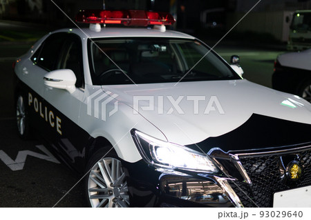深夜のコンビニ駐車場に停められたパトカー 93029640