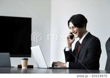 ビジネスマン スマホ 連絡 通話 横顔 笑顔 ビジネスマン スマホ 連絡 通話 横顔 笑顔 93029870