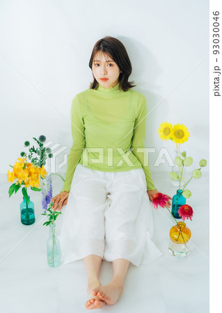 花と若い女性　 93030046