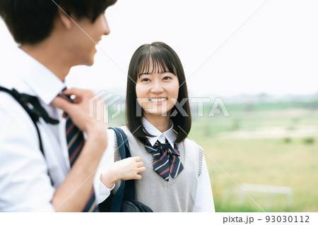 通学する高校生の男女 93030112