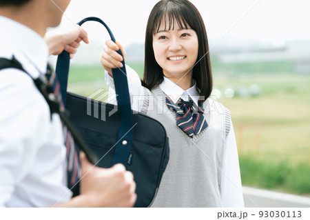 通学する高校生の男女 93030113